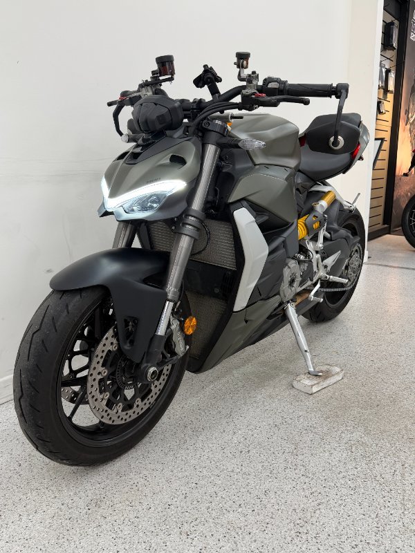 2023 DUCATI STREETFIGHTER V2 Green