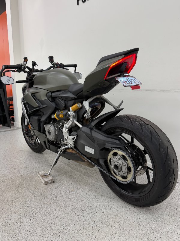 2023 DUCATI STREETFIGHTER V2 Green