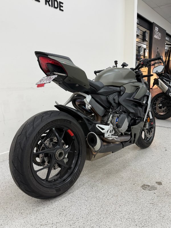 2023 DUCATI STREETFIGHTER V2 Green