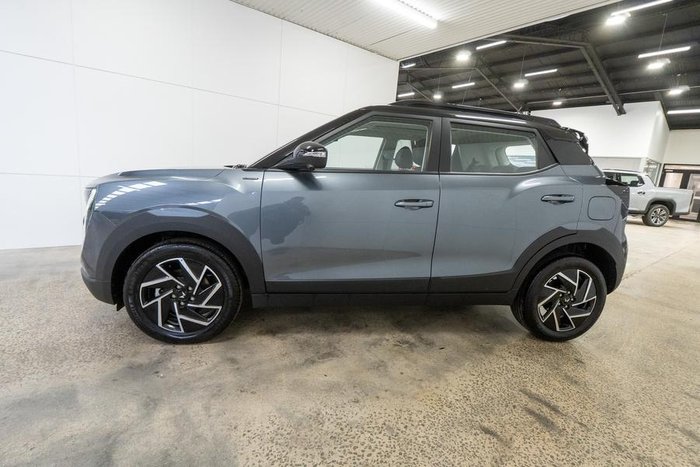 2025 Mahindra XUV3XO AX7L