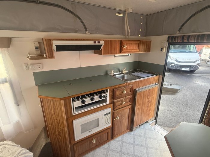 1997 Royal Flair Comet 16' ( 5.0M )