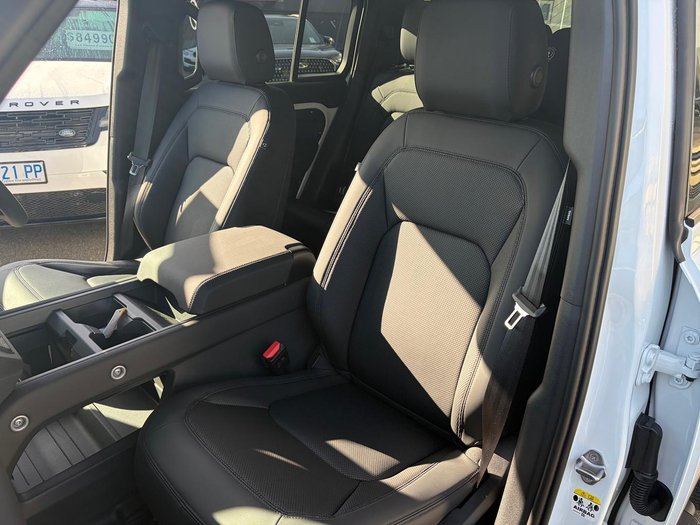 2026 Land Rover Defender 110 P425 X-Dynamic SE
