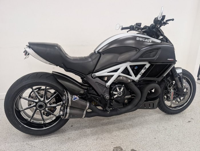 2015 DUCATI DIAVEL CARBON Black