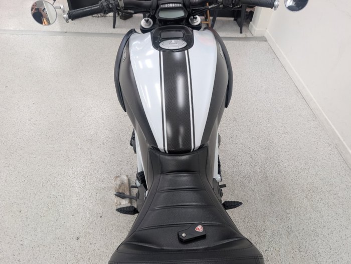 2015 DUCATI DIAVEL CARBON Black