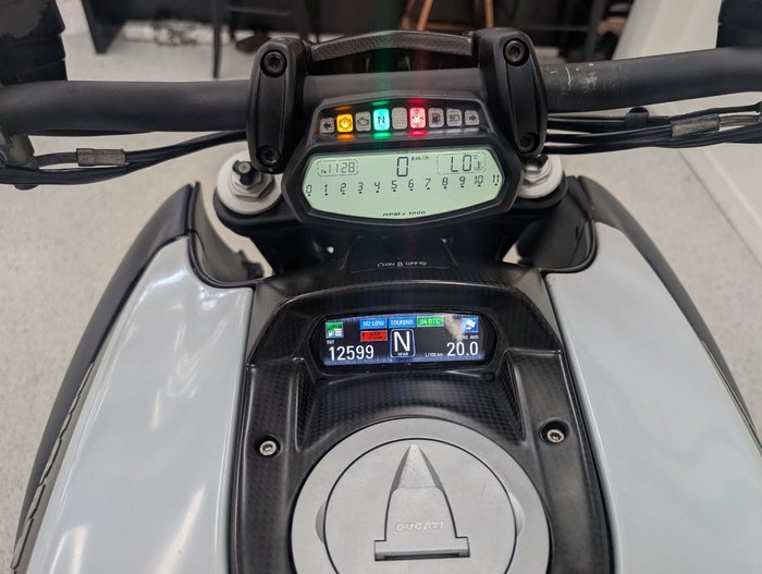 2015 DUCATI DIAVEL CARBON Black