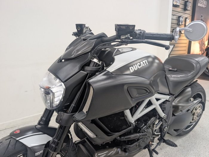 2015 DUCATI DIAVEL CARBON Black