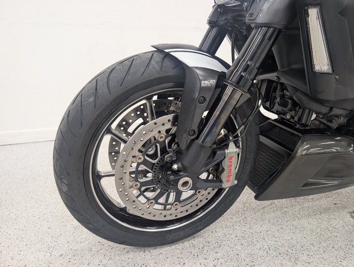 2015 DUCATI DIAVEL CARBON Black