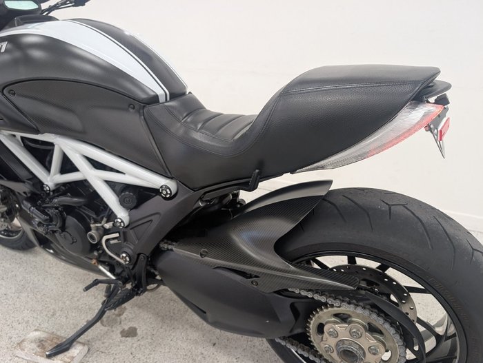 2015 DUCATI DIAVEL CARBON Black