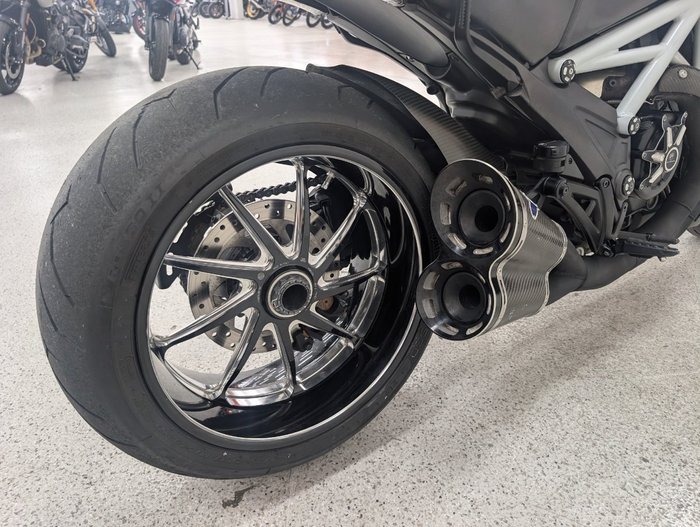 2015 DUCATI DIAVEL CARBON Black