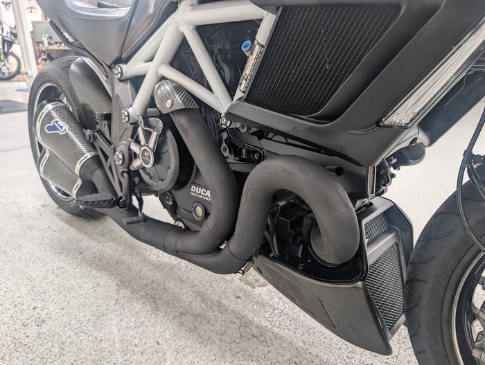2015 DUCATI DIAVEL CARBON Black