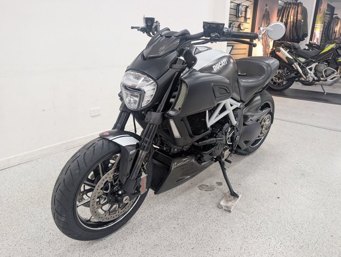2015 DUCATI DIAVEL CARBON Black