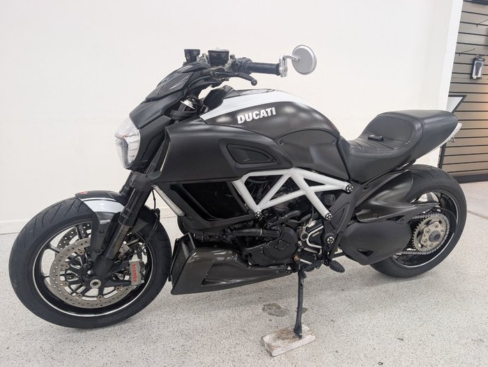 2015 DUCATI DIAVEL CARBON Black