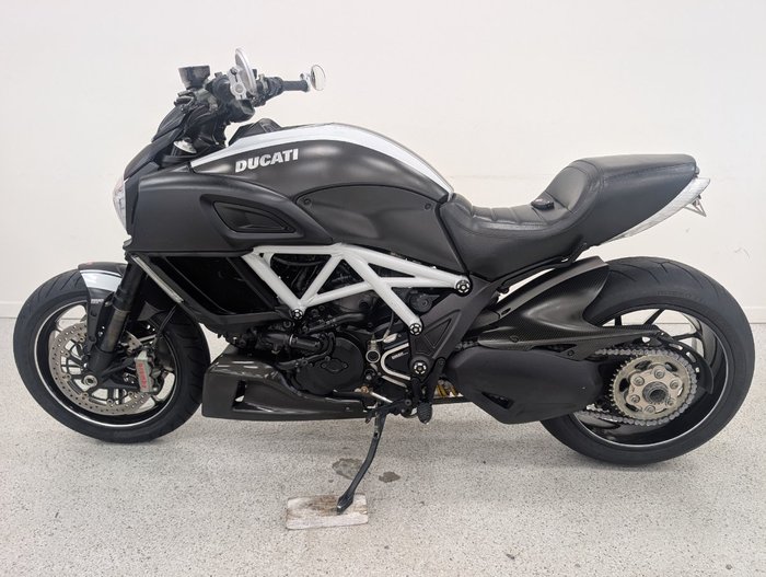 2015 DUCATI DIAVEL CARBON Black
