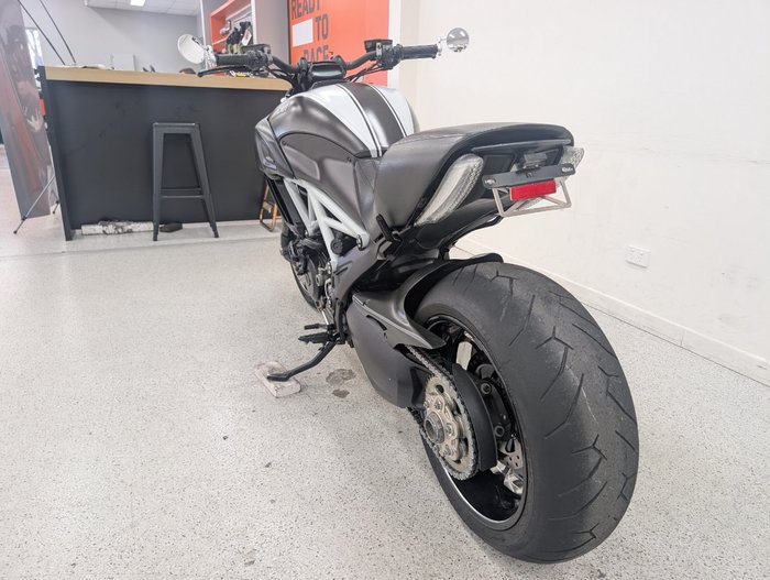 2015 DUCATI DIAVEL CARBON Black