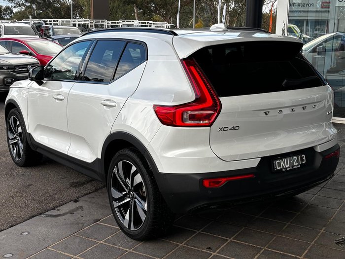 2023 Volvo XC40 Ultimate B4 Dark
