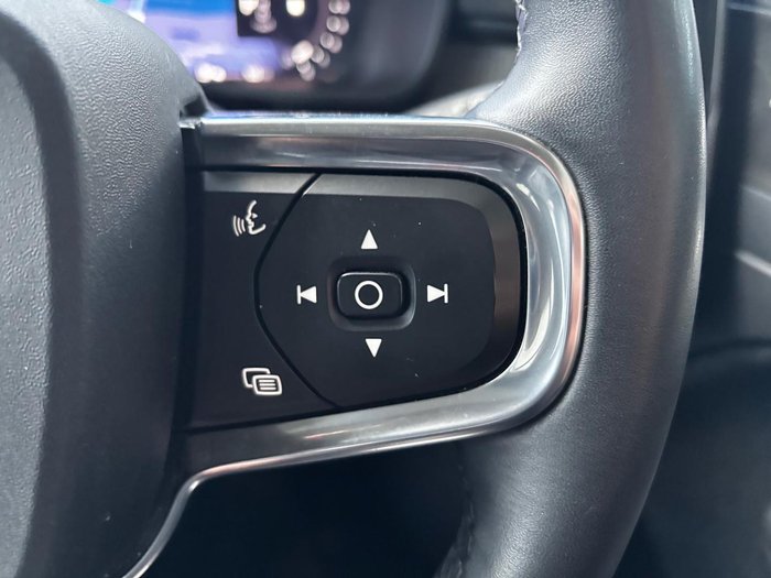 2023 Volvo XC40 Ultimate B4 Dark