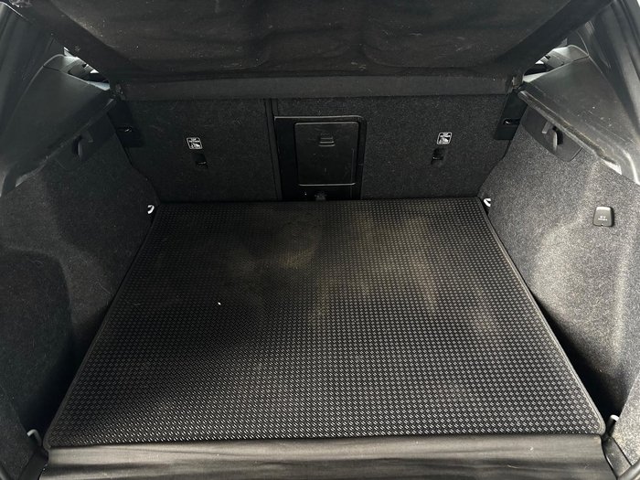 2023 Volvo XC40 Ultimate B4 Dark