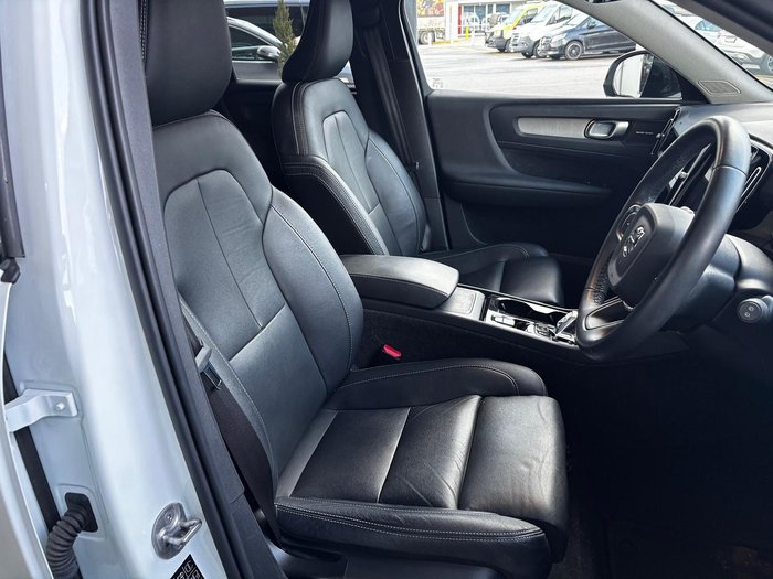 2023 Volvo XC40 Ultimate B4 Dark