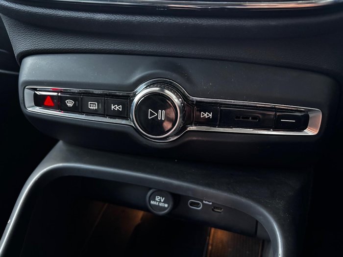 2023 Volvo XC40 Ultimate B4 Dark