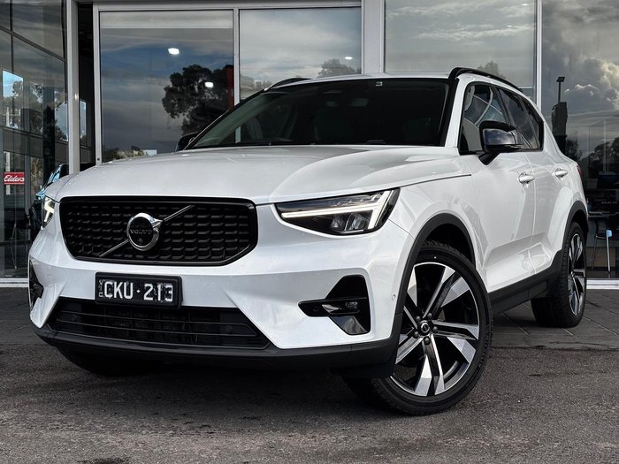 2023 Volvo XC40 Ultimate B4 Dark
