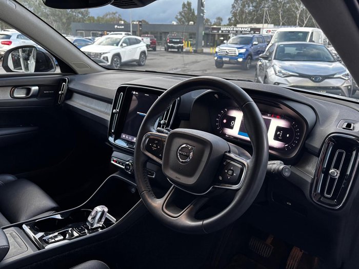 2023 Volvo XC40 Ultimate B4 Dark