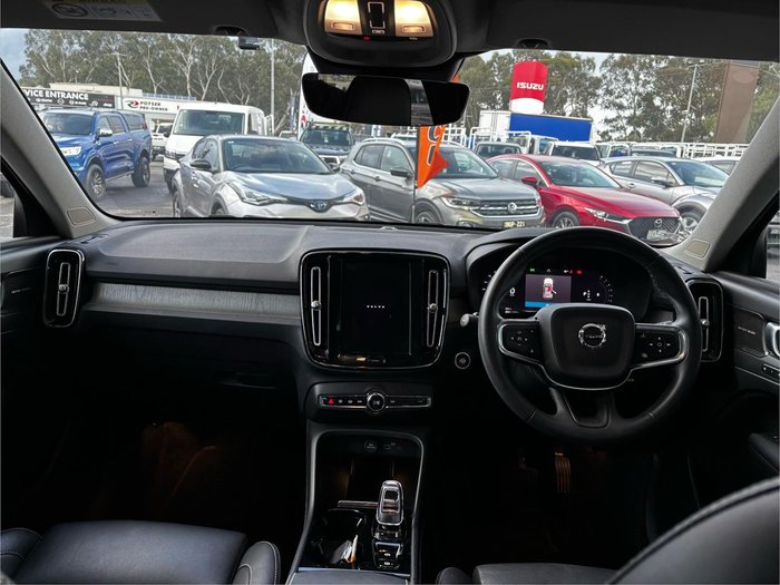 2023 Volvo XC40 Ultimate B4 Dark
