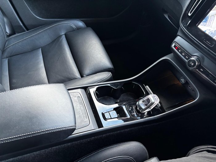 2023 Volvo XC40 Ultimate B4 Dark