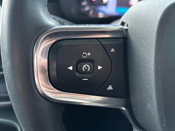 2023 Volvo XC40 Ultimate B4 Dark