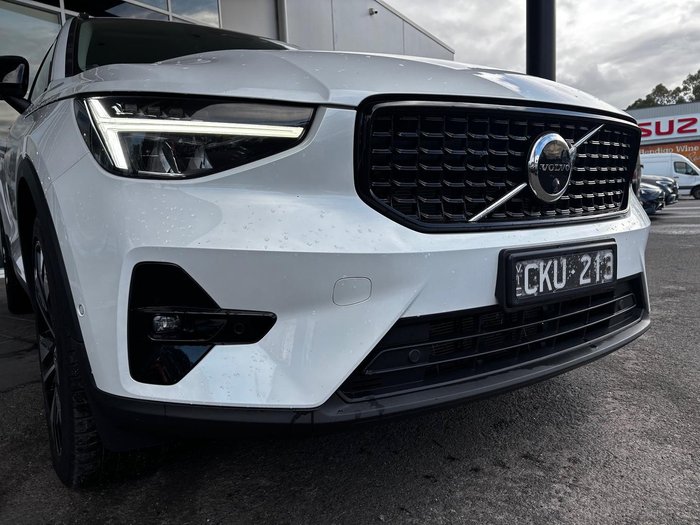 2023 Volvo XC40 Ultimate B4 Dark