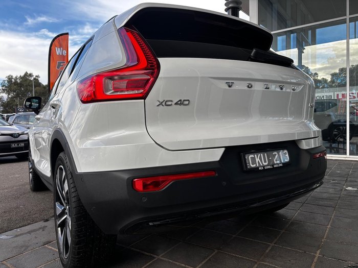 2023 Volvo XC40 Ultimate B4 Dark