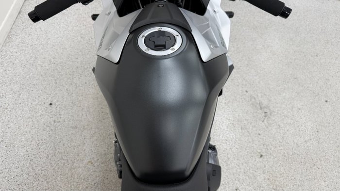 2024 Suzuki 2024 Suzuzki 800CC GSX800FR GSX-8R Silver
