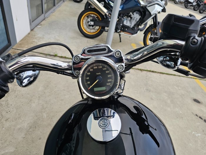 2010 HARLEY-DAVIDSON XL883C SPORTSTER CUSTOM Black