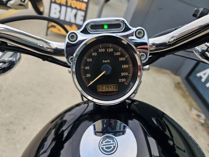 2010 HARLEY-DAVIDSON XL883C SPORTSTER CUSTOM Black