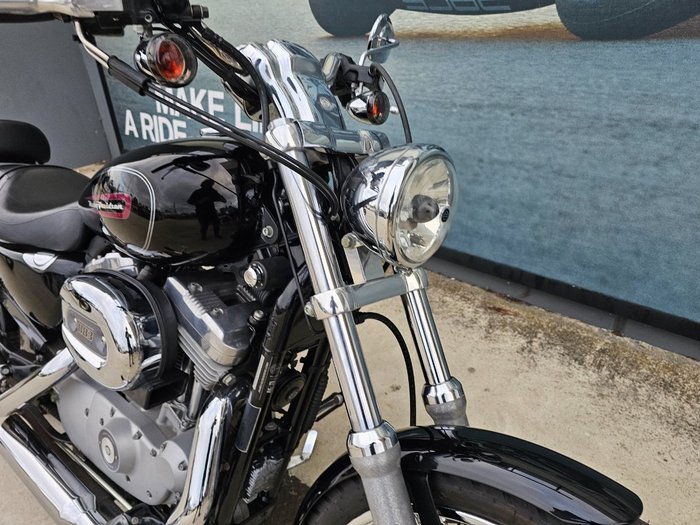 2010 HARLEY-DAVIDSON XL883C SPORTSTER CUSTOM Black