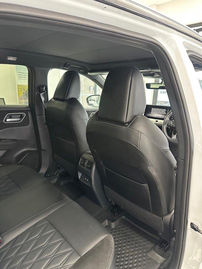 2025 Nissan QASHQAI Ti-L J12 MY25 Pearl White with Onyx Black Roof