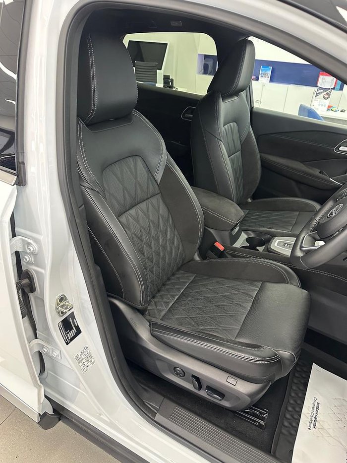2025 Nissan QASHQAI Ti-L J12 MY25 Pearl White with Onyx Black Roof