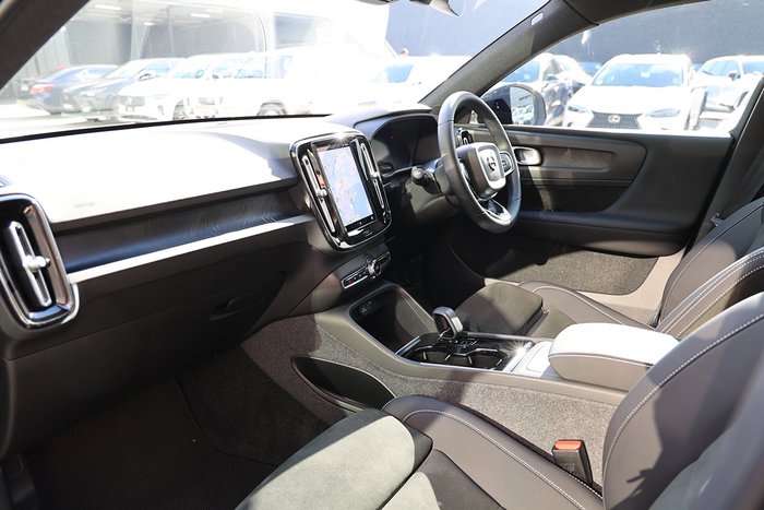 2024 Volvo EX40 Black Edition