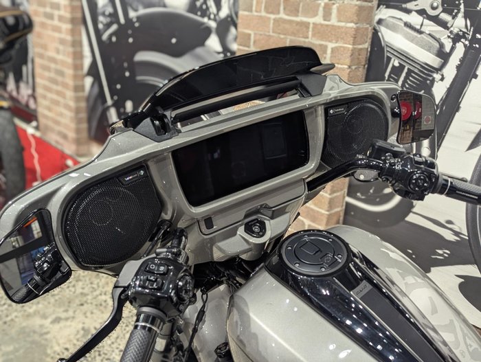 2023 Harley-Davidson CVO Street Glide 121 (FLHXSE) Touring Silver