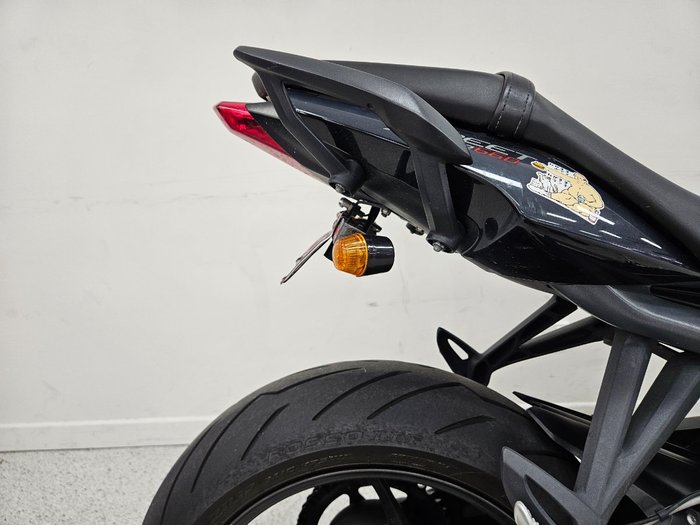 2015 Triumph STREET TRIPLE 660 Red