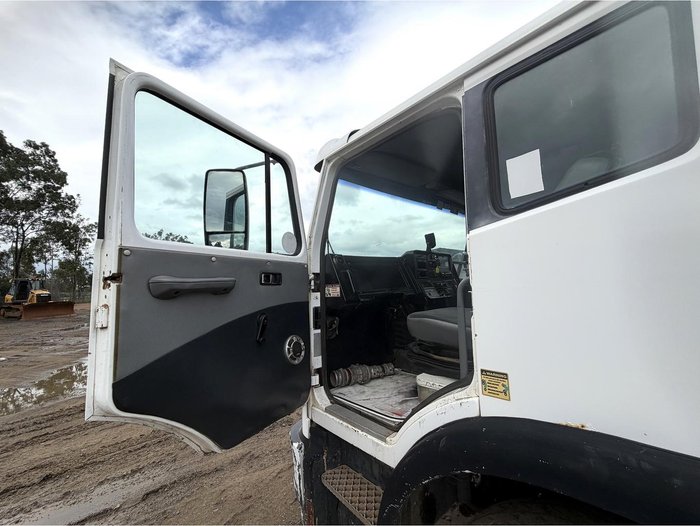 1998 International Acco 2350G