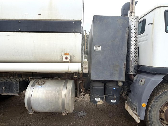 1998 International Acco 2350G