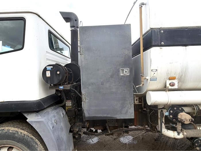 1998 International Acco 2350G