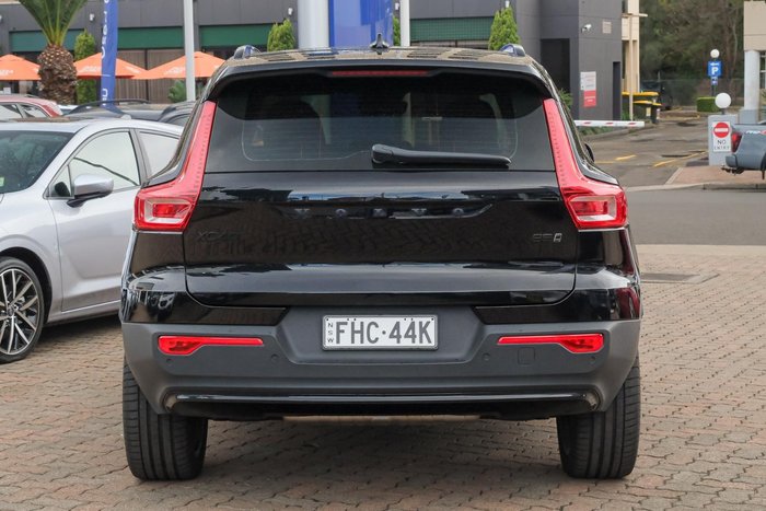 2022 Volvo XC40 Ultimate B5 Dark