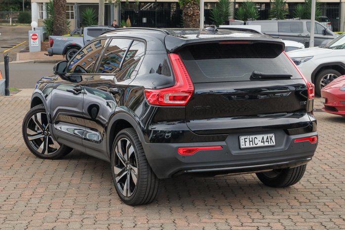 2022 Volvo XC40 Ultimate B5 Dark