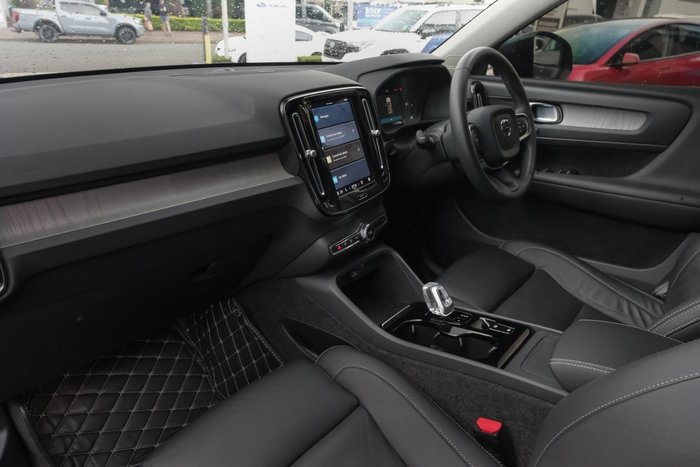 2022 Volvo XC40 Ultimate B5 Dark