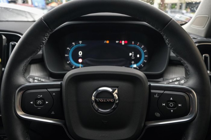 2022 Volvo XC40 Ultimate B5 Dark