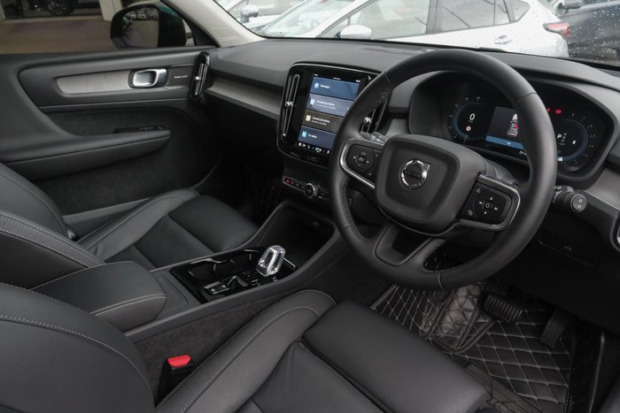 2022 Volvo XC40 Ultimate B5 Dark