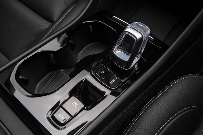 2022 Volvo XC40 Ultimate B5 Dark