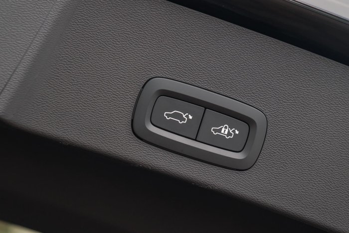 2022 Volvo XC40 Ultimate B5 Dark