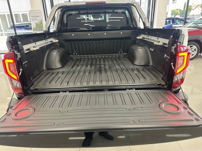 2024 Nissan Navara ST-X D23 MY24 4x2 Black Star